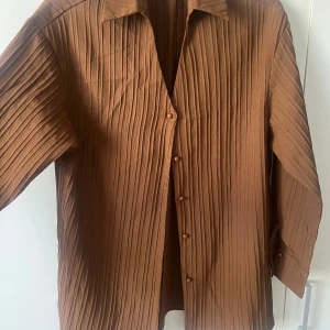 Brun set  - Normal i storlek, ny sick 