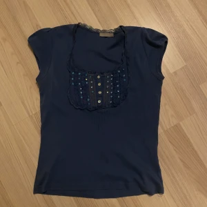 Topp - Super gullig topp som jag köpt second hand i sommras. Säljer eftersom att jag måste rensa ut min garderob. 