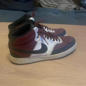 Nike Courtvision Skor - Nike Courtvision Highs i storlek 44. Pris kan diskuteras. Skriv för frågor.