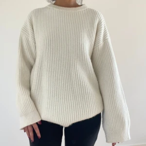 Vit stickad tröja - Mysig och varm vit stickad tröja med långa ärmar. Pyttelite nopprig men annars bra skick! 