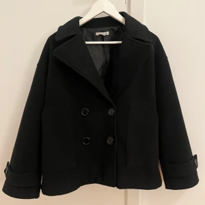 Svart kappa design by si - Svart kappa från Design by si. Jätte bra skick och har inga tecken på användning💗