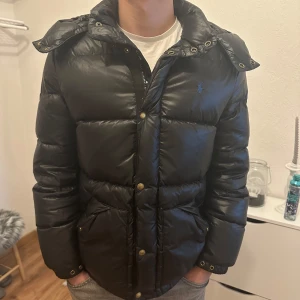 Ralph Lauren jacka - Säljer en riktig fet Ralph lauren pufferjacka. Är i perfekt skick på både i utsidan och insidan 9/10. Den är i storlek XL 18-20 vilket motsvarar S i vanlig storlek.