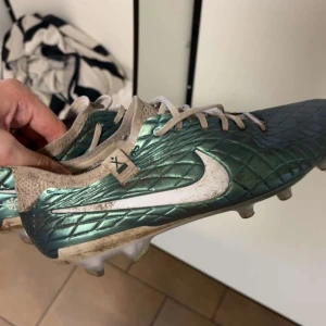 Nike emerald tiempo - Säljer mina Nike tiempo då jag vill prova något nyss. Skorna är endast smutsiga och har ej skador! Priset går att förhandla