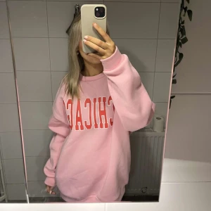 Tröja - En mysig oversized tröja, jätte mysig nu till höst/vinter och skön att gå runt i 