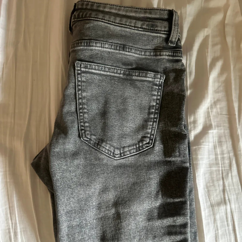 Säljer mina jeans som jag köpte i London de är helt oanvända och i strl 40 men ganska small i strl, passar nån i strl M/S💓. Jeans & Byxor.