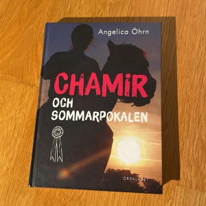 Chamir och Sommarpokalen - Den här boken handlar om Julia och hennes häst Chamir som flyttar till en ny ridskola. Perfekt för alla hästälskare! Boken är nästintill i nyskick! 😊❤️