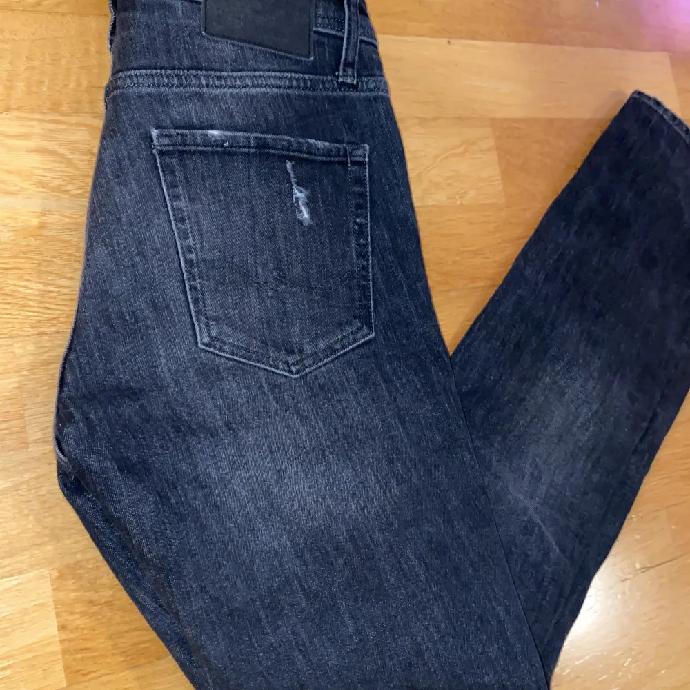 Tvärfeta Jack &Jones jeans med slitningar!   Skicket är mycket bra 9/10    Storlek 30/32, aningen tajtare i midjan än vanligt. Jeans & Byxor.