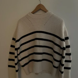 Stickad tröja Zara strl. S - En stickad tröja från Zara i strl. S, använd fåtal gånger, mycket bra skick. Passar även för personer med strl M.  Köparen står för frakten. 