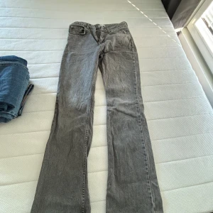 Snygga jeans - Säljer dessa snygga jeans, jag älskade dessa men de har blivit för stora. De är lite slitna vid slutet pågrund av att de va lite för långa, skulle annars säga bra kvalite, kan behövas strykas också!
