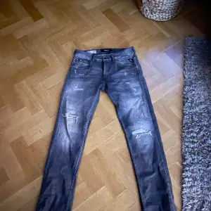 Snygga replay jeans med slitningar. Jag säljer dom pågrund av att dom inte passar mig så bra på längden. Men annars riktigt snygga. Retail 1200 kr i butik.