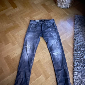 Replay jeans slitningar  - Snygga replay jeans med slitningar. Jag säljer dom pågrund av att dom inte passar mig så bra på längden. Men annars riktigt snygga. Retail 1200 kr i butik.