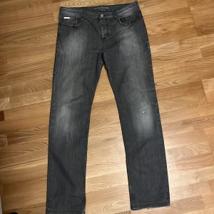 Zadig Voltaire jeans  - Feta gråa jeans! W33 L34. I bra skick se bilder för slitningar . Modellen är 183cm och väger 80kg. Hör av er vid funderingar eller frågor!🙌💬PRISET KAN DISKUTERAS 