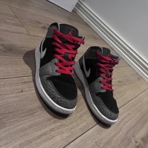 Jordens  - 38,5  Använda en sommar och har varit försiktig vid regn, lite slitet vid sulan men inget man märker Skick 8/10 Priset kan diskuteras