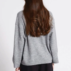 Stickad tröja - Säljer min stickade tröja från lager 157 då den inte kommer till användning längre!  Inga defekter. 