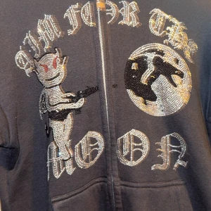 Tröja - Köpte för ungefär ett år sen då de var trendigt men använde den knappt så tänkte sälja. Skicka 8,5/10