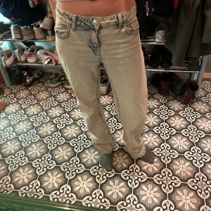 Low waist jeans - Low waist jeans från hm, använda max 5 gånger💘💘