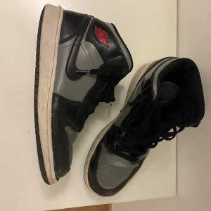 Jordan 1s - Använts, inget fel på dom. Pris kan diskuteras, buda!  