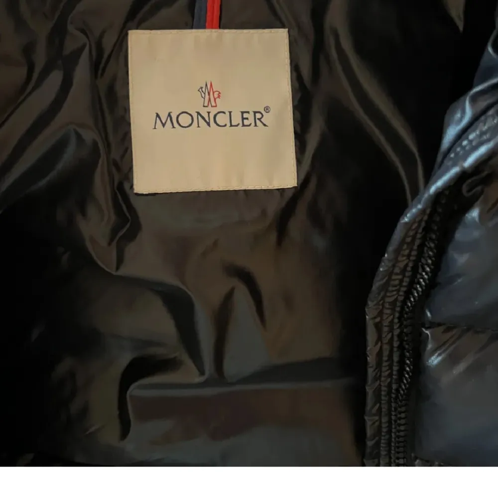 Säljer nu min älskade älskade moncler maya, då jag har införskaffat mig en annan vinter jacka. . Jackor.