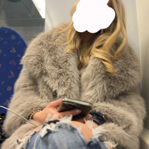 Pälsjacka - Den super populära pälsjackan som är trendig just nu. En grå beige färg och passar perfekt nu på hösten då man får plats med tjockare tröjor under! 🩷