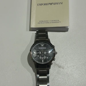 Emporio Armani  - Nyskick, inköpt för några år sen men aldrig blivit använd.  Säljes med original låda och instruktionsbok  Se bild för info   Nypris ca 3500kr