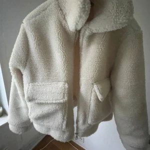 Teddyjacka🤍🤍🤍 - Säljer min supermysiga teddyjacka i storlek M, tycker den passar S mer!🩷🩷aldrig använt men köpt secondhand, fint skick förutom fläckarna på ärmarna (se bild)