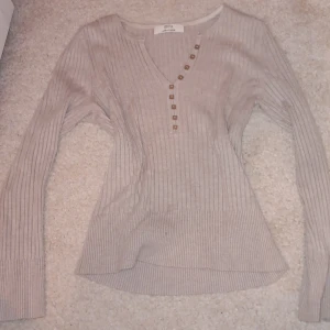Supersnygg höst tröja! - Säljer en superfin höstiga tröja i färgen beige, strl xs - xxs. Tröjan är köpt secondhand men befinner sig i nyskick. Super fina detaljer!