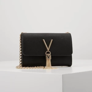 valentino divina bag - köpt för 950 kr på boozt, tappat lite färg men annars i bra skick 💕