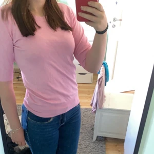 Rosa stickad tröja  - Jättefin rosa stickad t-shirt, bara använd fåtal gånger🩷