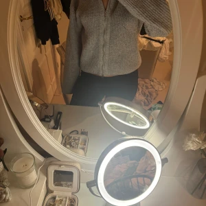 Mysig stickad från Bikbok  - Mysig stickad zip up kofta från Bikbok i grå, koftan är i storlek s och ordinarie pris går på 500kr säljer för 300kr pris går att diskutera 💕