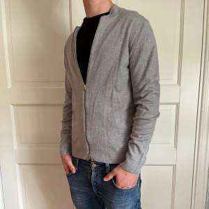 J. Lindberg full zip grå | Skick: 9/10 | Size - M | pris 399kr | Modellen är ca 177cm lång | Fraktar via PostNord eller Instabox på köparens bekostnad | Hör av dig vid minsta fråga eller fundering📩