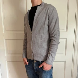 J. Lindberg Merino cardigan - J. Lindberg full zip grå | Skick: 9/10 | Size - M passar s| pris 600 | Modellen är ca 177cm lång | Tröjan är i Merinoull. Hör av dig vid minsta fråga eller fundering📩
