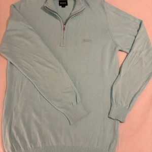 Hugo boss halfzip  - Helt nytt skick Använt 1 gång  Storlek M, passar även S Säljer pga av de inte är min stil 