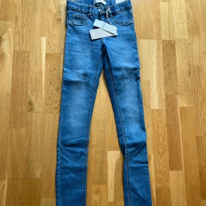 Jeans - Säljer dessa skinny low Waits jeans. Helt nya och oanvända med lapp kvar på. Nypris är 400kr men säljer för 250kr. Hör av dig om du har några frågor💗💞