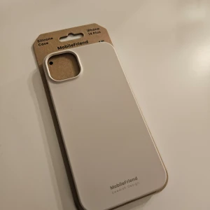 - Säljer en mobilskal, helt oanvänd, i färgen beige. Väldigt snygg och väldigt simpel. Det är iPhone 14 plus