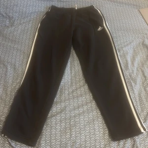 Träningsbyxor från adidas - Mjukisbyxor från adidas i bra skick.