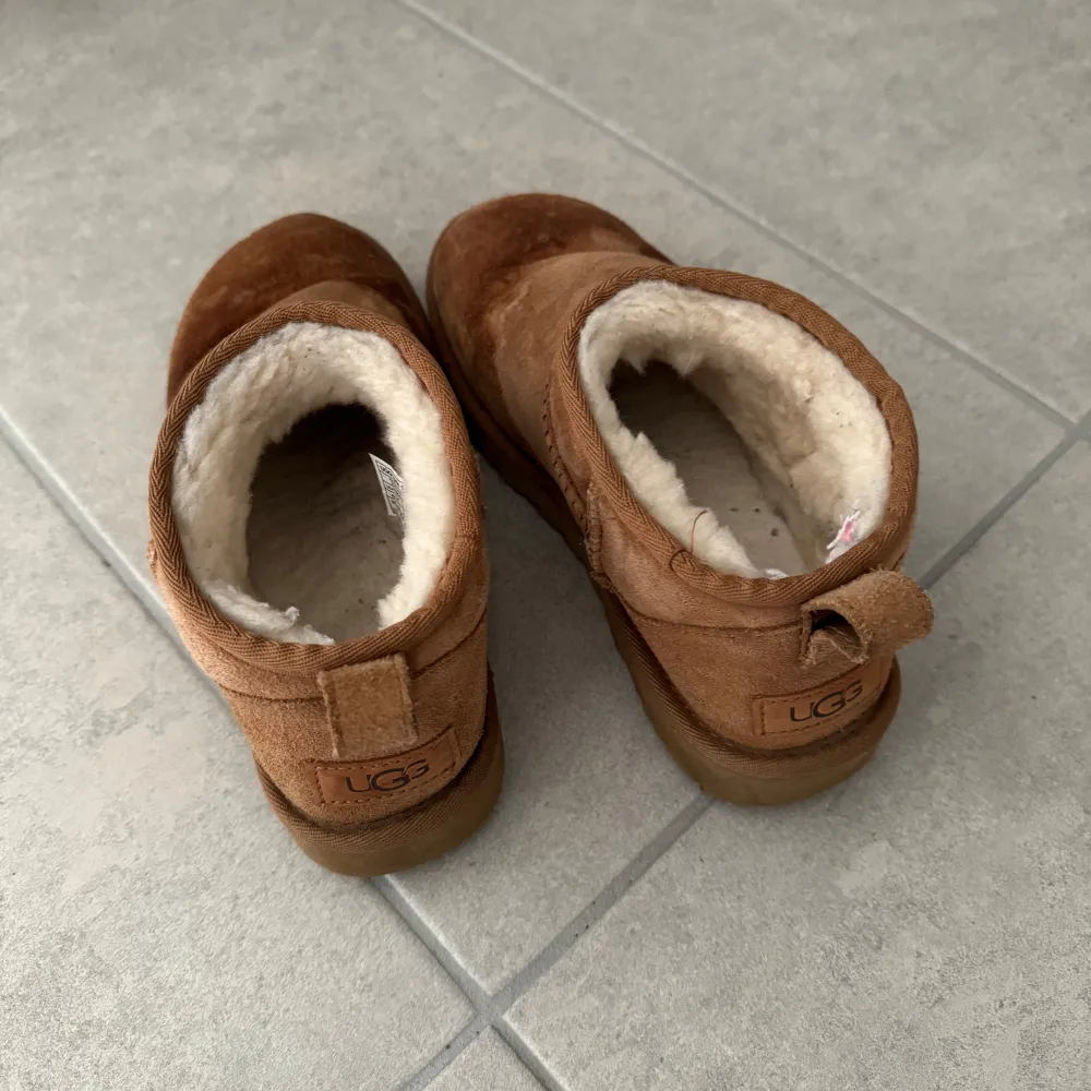 Säljer mina uggs som använts förra vintern och nu blivit stående . Skor.