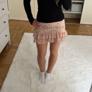 söt kjol från bikbok - storlek M men passar mig som vanligtvis har xs eller s  