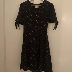 Klänning - Jätte söt klänning, säljer då den inte används längre, finns inga defekter och hör av er vida frågor eller flera bilder.