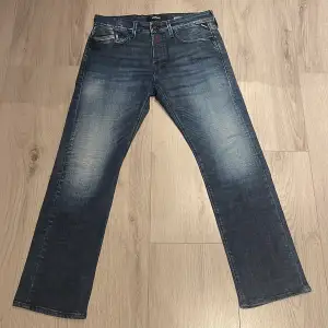 Sjukt feta Replay jeans i modellen waitom, regular fit, helt nyskick! Org pris 1799