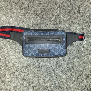 Gucci midjeväska med monogram - Säljer min gucci midja bag, använt den 1-2 gånger. Vi kan diskutera priset 