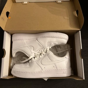 Nike Air Force 1 - Helt nya Nike Air Force 1 pristin kondition endast använda en gång så de är bara lite smutsiga under till på skon fast bara man torkar av de så e de redan borta   Säljer de då de är för små fick de av en pollare som köpte det som en present 