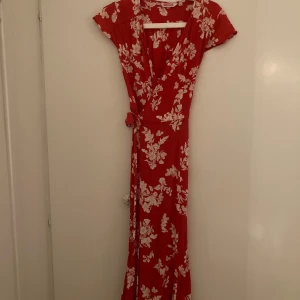 Klänning  - Klänning man knyter vid sidan jätte fin Jätte fin och skönt material, säljer då den inte kommer till användning och inga defekter, hör av er vid flera bilder. 