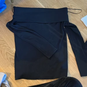 Tröja  - Tröja som går runt axlarna , svart 