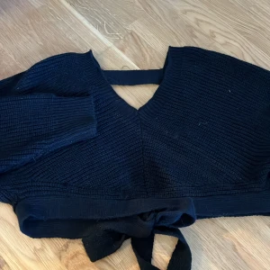 Stickad tröja  - Stickad tröja svart, med öppen rygg