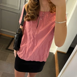 Rosa topp - Rosa kortärmad blus från Dobber i storlek M, passar även S. Fint skick. Stängs med knappar i fram. Använd gärna köp nu!