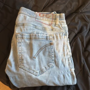 Dondup jeans - Säljer mina feta dondup jeans i modellen George slim fit med slitningar. Pga de inte används längre. Skriv vid funderingar.