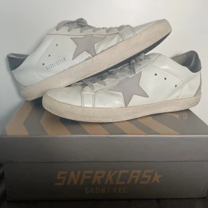  Vita Golden Goose skor - Tjena! Säljer ett par golden goose som inte kommer till användning pga att jag vill skaffa ett annat or skor(skick:8/10, har en spricka på sidan men med lim så kommer det inte märkas)hör av dig vid någon fundering👊