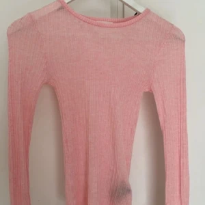 Rosa ribbad tröja - superfin rosa ribbad tröja med lång ärm genomskinlig 