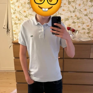 Lacoste  - Lacoste Piké. Använd en del men fortfarande e mycket gott skick.  Storlek  FR: 4 US: M 