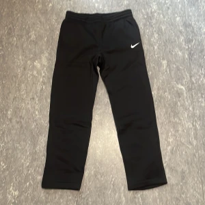 Nike byxor - Nike byxor. Storlek L med liten i storleken